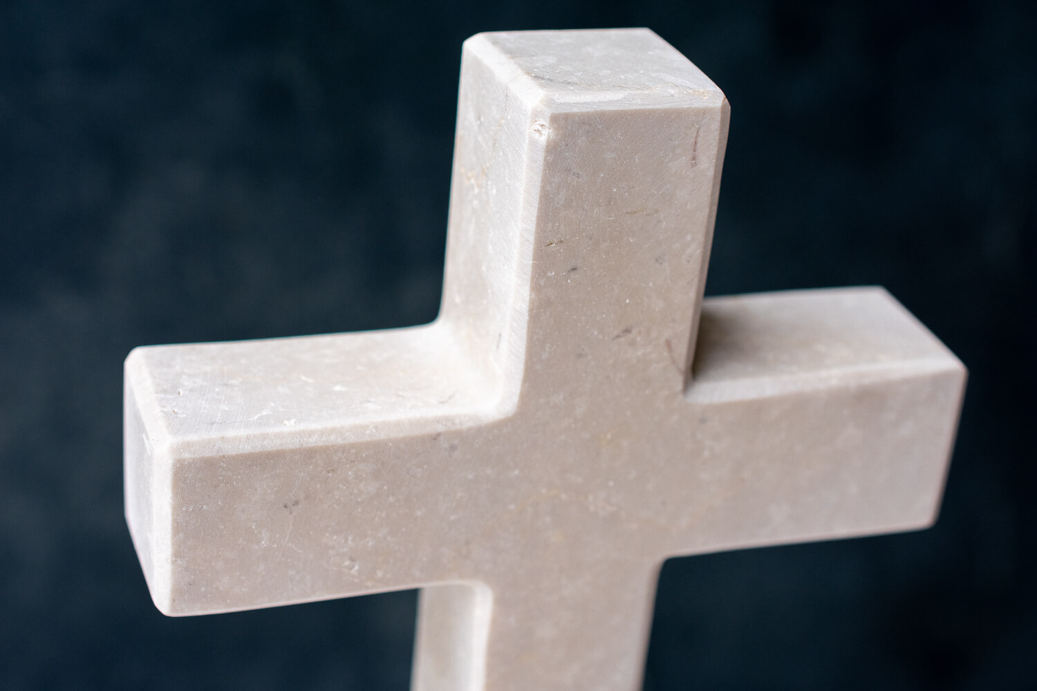 Dettaglio rifinitura croce in marmo